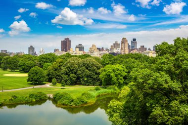 New York 'taki Central Park, New York, ABD' deki Kaplumbağa göleti üzerinde Manhattan 'ın panoramik manzarası