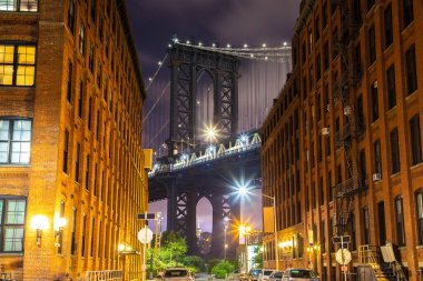 Brooklyn, New York City, ABD 'den Manhattan Köprüsü' nün gece manzarası