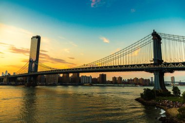 Manhattan Köprüsü ve panoramik günbatımı manzarası New York City, ABD 'de gün batımından sonra
