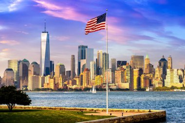 Manhattan şehir manzarası panoramik manzara ve ABD bayrağı New York 'ta gün batımında, New York, ABD