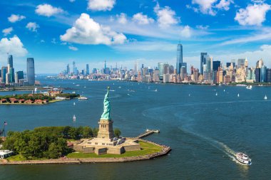 New York City, New York, ABD 'de panoramik hava manzaralı Özgürlük Heykeli ve Jersey City ve Manhattan şehir manzarası