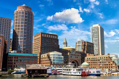 Güneşli bir günde Boston şehir manzarasının panoramik manzarası, ABD