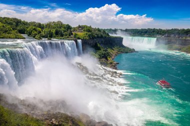 Amerika 'nın Niagara Şelalesi' ndeki Amerikan Şelalesi manzarası