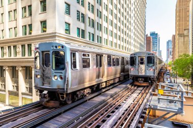Chicago, Illinois, ABD 'de güneşli bir günde tren metrosu