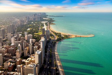 Chicago ve Michigan Gölü 'nün panoramik şehir manzarası gün batımında, Illinois, ABD