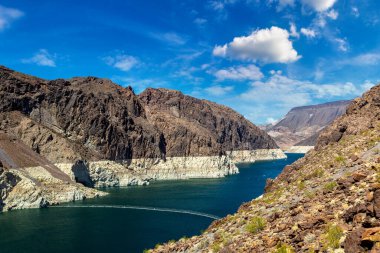 Colorado nehri. Mead Gölü 'ndeki uçurumda alçak su seviyesi şeridi. Nevada ve Arizona sınırındaki Hoover Barajı manzaralı, ABD