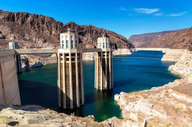 Hoover Barajı ve Colorado Nehri 'ndeki Penstock Kuleleri Nevada ve Arizona sınırı, ABD