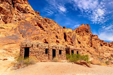 Nevada, ABD 'de, güneşli bir günde Ateş Vadisi Parkı' ndaki eski kulübeler.