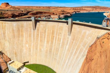 Güneşli bir günde Colorado nehrinde Glen Canyon Barajı, Arizona, ABD