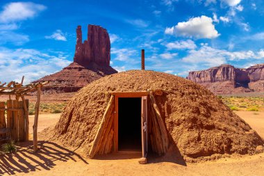 Navajo ulusu rezervasyonundaki Amerikan yerlileri Arizona, Monument Valley 'de.