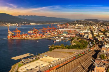 Vancouver Centerm Terminalinin panoramik hava görüntüsü - Kanada, günbatımında konteyner port terminali
