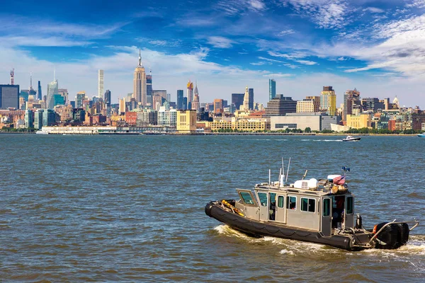 Jesey State Police Båt Hudson River Mot Manhattan Cityscape Bakgrund — Stockfoto