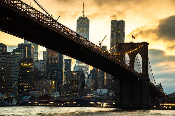 Brooklyn Bridge Och Panoramautsikt Över Centrala Manhattan Efter Solnedgången New — Stockfoto