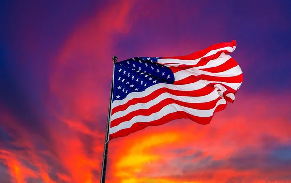 美国国旗在夕阳的天空中飘扬 云彩斑斓 — 图库照片