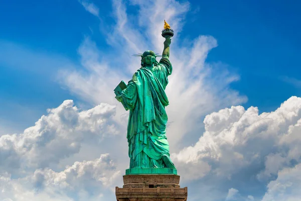 Back Statue Liberty Tegen Blauwe Lucht Met Prachtige Wolkenachtergrond New — Stockfoto