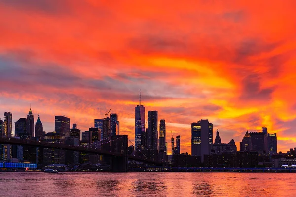 Brooklyn Köprüsü 'nün günbatımı ve New York City, ABD' deki Manhattan şehir merkezinin panoramik manzarası.