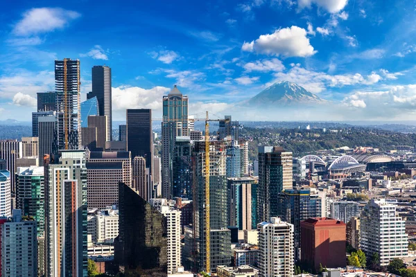 Panorama Luftaufnahme Des Geschäftsviertels Von Seattle Mit Mount Rainier Hintergrund — Stockfoto