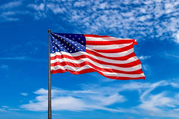 Bandera Ondeando Contra Cielo Con Hermosa Nube —  Fotos de Stock