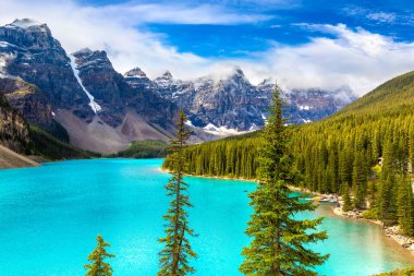 Moraine Gölü 'nün panoramik manzarası, Kanada Banff Ulusal Parkı