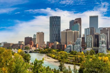 Calgary 'nin güneşli bir günde panoramik manzarası, Kanada