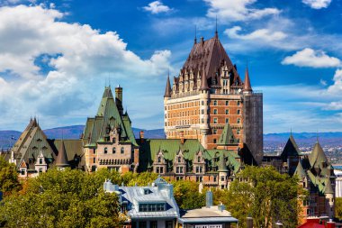 Eski Quebec City, Kanada 'daki Frontenac Şatosu' nun (Fairmont Le Chateau Frontenac) panoramik manzarası