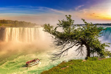 Niagara Şelaleleri, At nalı Şelaleleri ve Niagara Şelaleleri, Ontario, Kanada 'da gün batımında tekne turları.