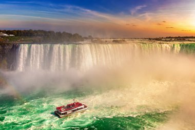 Kanada 'da Niagara Şelalesi, Horseshoe Şelalesi ve Niagara Şelalesi, Ontario, Kanada' da gün batımında tekne turu.