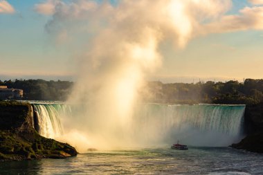 Kanada 'da Niagara Şelalesi, Horseshoe Şelalesi ve Niagara Şelalesi, Ontario, Kanada' da gün batımında tekne turu.