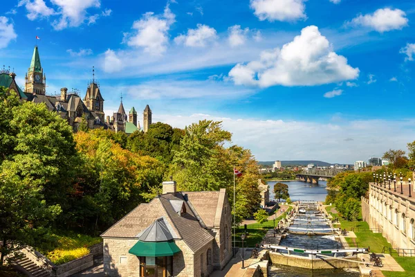 加拿大渥太华里多运河码头和议会在阳光明媚的一天 — 图库照片