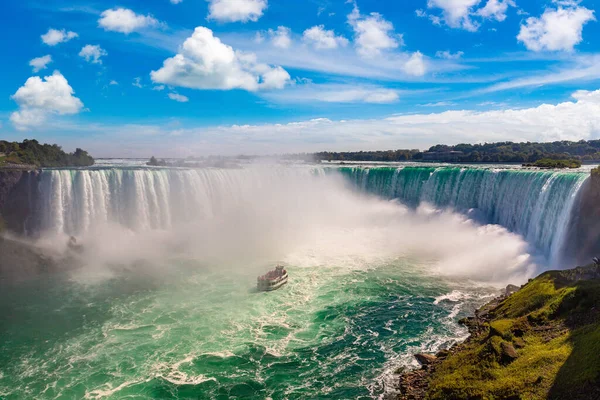 Kanadensisk Sida Utsikt Över Niagarafallen Horseshoe Falls Och Båtturer Solig — Stockfoto