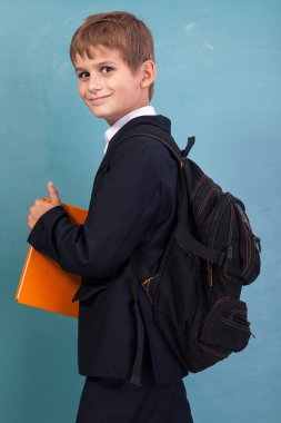 Okul çocuğu holding kitap