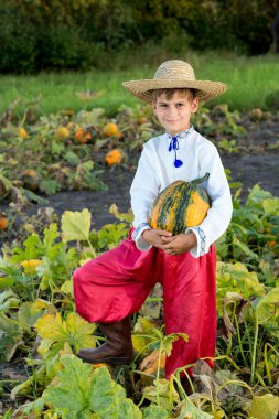 Çocuk holding kabak