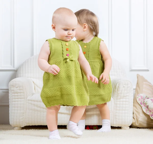 Petites filles à la maison — Photo