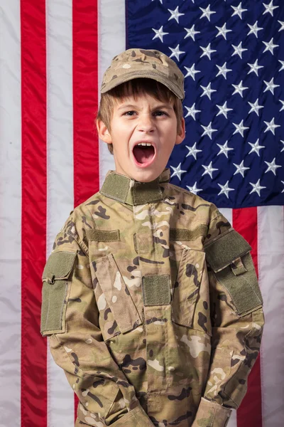 Sotilaaksi pukeutunut poika — kuvapankkivalokuva