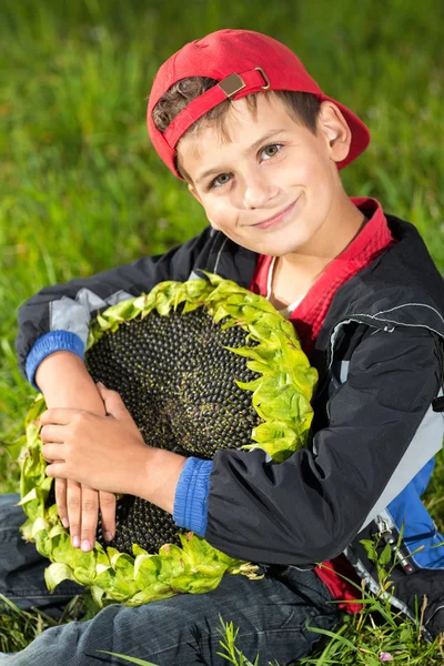 Chłopca gospodarstwa słonecznik — Zdjęcie stockowe