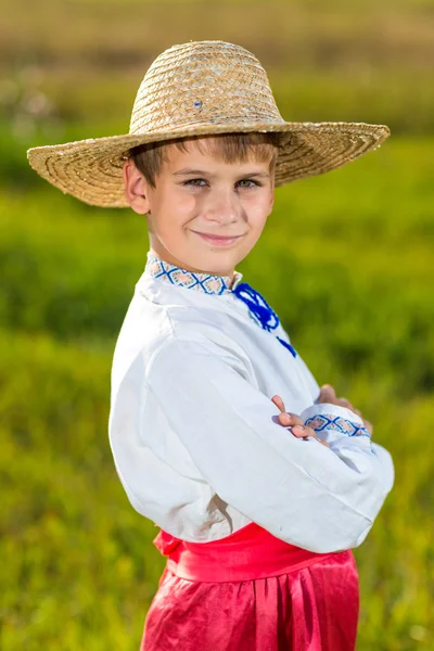 Pojke i ukrainska kläder — Stockfoto