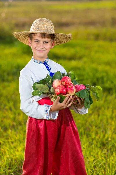 Çocuk holding elma — Stok fotoğraf
