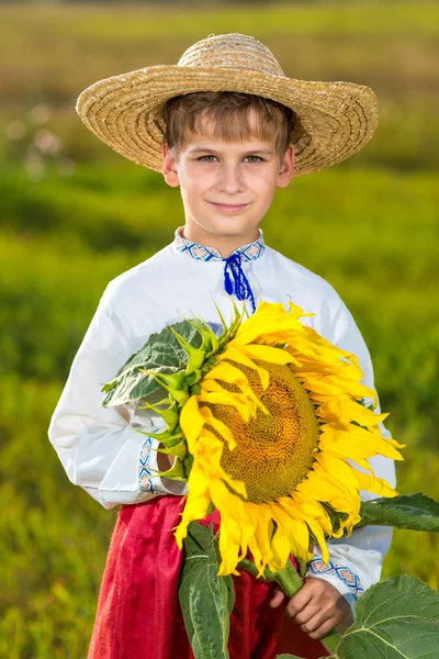 Junge in ukrainischer Kleidung — Stockfoto