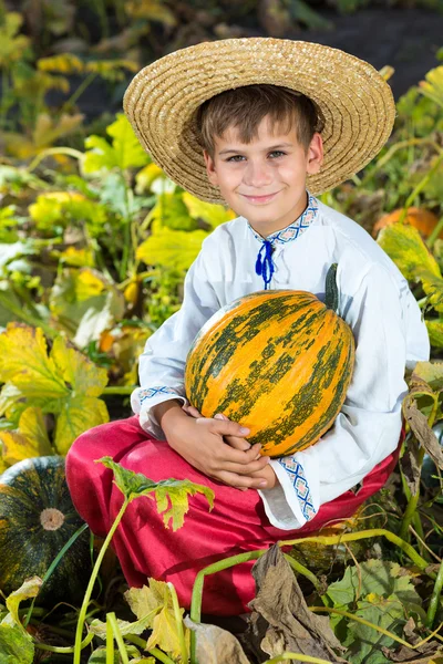 Menino segurando abóbora — Fotografia de Stock