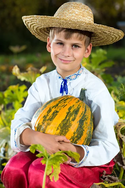 Pojke anläggning pumpa — Stockfoto