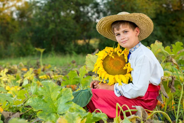 Garçon tenant tournesol — Photo