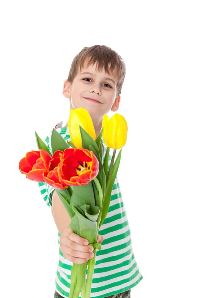 Мальчик держит тюльпаны — стоковое фото