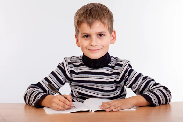 Schattig schooljongen schrijven — Stockfoto