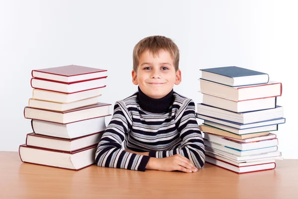 Schooljongen met boeken — Stockfoto