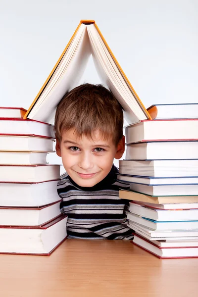 Schooljongen met boeken — Stockfoto