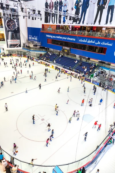 Pista de hielo en Dubai Mall — Foto de Stock