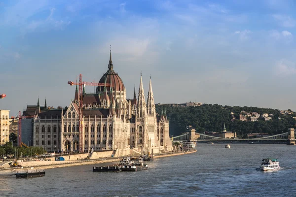 Kettingbrug en het Hongaarse Parlement — Stockfoto