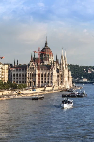 Kettenbrücke und ungarisches Parlament — Stockfoto