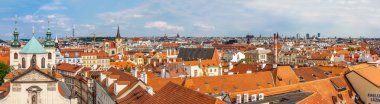 Prag 'da yaz aylarında Karlov veya Charles Bridge