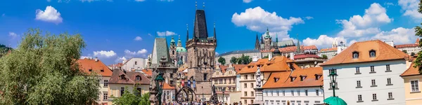 Ponte di Karlov o Charles a Praga in estate — Foto Stock